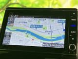 現在地を中心に周辺の道路や施設名が表示され、地図の縮尺も画面上で確認できます。目的地までの道順を把握したい場面で役立ち、画面を見ながら案内内容を確認できます。