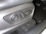 電動パワーシートです。 高級車によく付いてますね。 ポジションを細かく調整、出来るので長時間の運転もリラックスして出来ちゃいますね。