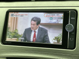テレビ番組を画面に表示でき、停車中の待ち時間にも映像を楽しめます。番組の内容を確認しやすいサイズ感で、車内で過ごすひとときに便利な装備です。