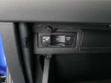 ETCユニットがグローブBOX内に収まっています。