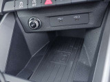 スピードメーターなどの運転に必要な計器とともに、オーディオ・電話の操作画面などを表示。レイアウトはステアリングスイッチで切り替えでき運転に集中しながら必要な情報を瞬時に得ることが可能。