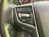 音量やモードなどのスイッチが手元にまとまり、運転姿勢を保ちながら操作しやすい設計です。ボタンごとの表示があり、機能を確認しやすいのもポイントです。