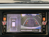 後方の映像に加えて車両周囲の表示も確認でき、駐車時の周辺確認をサポートします。画面上のガイド表示を目安にしながら、障害物や車止めとの距離を確かめたい場面で役立ちます。