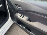 運転席側スイッチでは、各席の窓ガラスの開閉ができます。