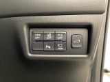 各種機能の切替スイッチは運転席パネル下に集約されています。任意で切り替え可能なため状況に合わせてお使いください。