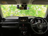 運転席から前方を見渡しやすい、視界の広がりが魅力です。各計器や操作部が正面にまとまり、運転姿勢のまま目線を移しやすい配置。毎日の移動にも落ち着いてお乗りいただけます。