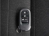 ◆スマートキー◆カギをバッグやポケットに入れたままでもドアロックの開閉ができる『スマートキー』付き!雨天や暗くなってもカギを取り出す必要がなくドアの開錠&エンジンも始動できます