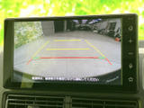 後方の映像に目安となるガイド線が表示され、駐車時に周囲との距離感をつかむ手助けになります。画面で後方を確認しながら操作できるので、車庫入れや狭い場所での駐車をサポートする便利な装備です。