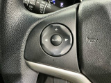 ステアリングにオーディオ操作スイッチが付いています。オーディオ画面に直接タッチしなくても操作が出来ますので、運転に集中できます。