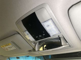オーバーヘッドコンソールには、後席確認ミラーが付いています。運転席・助手席から振り返らずに後席の様子を確認可能。後席乗員とスムーズにコミュニケーションがとれます。