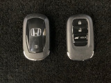 スマートキーを装備しています。鍵を差し込むことなくドアロックの開け閉めと、スタートボタン操作でのエンジンスタートができます。ボタン操作でトランクが開けられる電動テールゲートのボタンもついています。