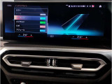 シフトレバー周辺に搭載されたiDrive(ナビのコントローラー)はドライバーの運転姿勢を崩さず、直感的に操作が可能で御座います