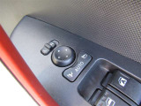 駐車時や狭い道でのすれ違い時に気を使うミラー。電動格納式ドアミラーはそんな時に便利です。