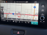 地図上で現在地周辺や道路を確認でき、目的地までのルート確認に役立ちます。画面下部から各種メニューへ移れるため、行き先の設定も進めやすい装備です。