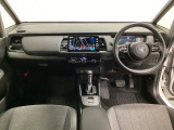 車内は光触媒抗菌消臭施工済です。インパネ周りはスタイリッシュなデザインで機能や装備も充実しています。グローブボックスやカップホルダーのほかにトレーなどたくさんの収納スペースが付いています。