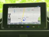 現在地を示すマークと周辺の道路や地名が表示され、目的地までの道順を確認する際に便利です。画面内に案内情報がまとまり、見たい情報を把握しやすい地図表示で、日常のお出かけを支えます。