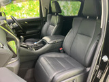 運転席と助手席にゆとりあるシートを備え、前席で落ち着いて過ごせる室内です。窓から周囲を見渡しやすく、シートや足元の空間にも余裕を感じていただけます。