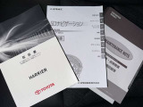 メンテナンスノート、取扱説明書です。 その車の整備記録が事細やかに記録されています。 車が生まれてから今までどのような道を歩んできたのか判るとても重要な物ですよ。