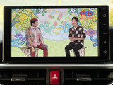 画面いっぱいに映像が表示され、停車中にテレビ番組を視聴して過ごせます。見やすいサイズ感で、休憩時間の気分転換にも活用できる車内装備です。