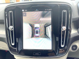 【360&deg;ビューカメラ】4台の高解像度カメラで360度の鳥瞰図を表示。隣の車や壁、死角にある障害物などを画面で確認できるため、狭いスペースでの駐車・出入りも安心です。