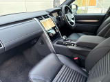 ホールド感もあり足元も広々とお使いいただけます。センターコンソールで運転席としっかり区切られているためゆとりのあるパーソナルスペースを確保しております。