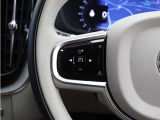 前方車を自動追従するアダプティブクルーズコントロールに加え、ステアリング操舵も行う進化型クルーズ『パイロットアシスト』を搭載。車体を車線内へと適正に維持しつつ先行車を忠実に追従します。