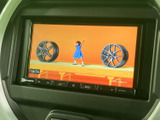 テレビ番組を画面で視聴できる装備です。お出かけ先で停車している間の待ち時間などに映像を楽しめ、車内で過ごすひとときを便利に彩る、うれしい機能となっています。