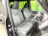 運転席まわりには十分なスペースがあり、大柄な方でもゆったり運転していただける環境です。