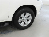 装着タイヤサイズは、265/65R17です。純正アルミホイールを装着しております。