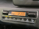 【オートエアコン】一度お好みの温度に設定すれば、車内の温度を検知し風量や温度を自動で調整。暑い&hellip;寒い&hellip;と何度もスイッチ操作をする必要はありません。快適な車内空間には必須の機能ですね♪