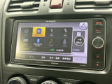 複数の音源や交通情報などを画面から選べるメニューを表示。項目ごとに整理されており、使いたい機能を探しやすい構成です。音楽やナビ機能を日常の移動に合わせて活用でき、便利にお使いいただけます。
