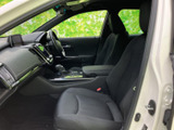 前席側からの眺めは、ダッシュボードからセンターまわりまで見渡しやすい配置です。運転席と助手席はゆったり腰掛けられ、落ち着いた色調の室内で過ごせます。足元にも余裕があります。