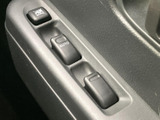 映像を表示する画面ではなく、窓まわりのスイッチが並ぶ操作部です。各スイッチの形状や表示を確認しやすく、停車時の操作も分かりやすい配置です。