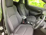 ゆとりを感じる前席と、身体を受け止める形状のシートで、運転席・助手席ともに落ち着いて過ごせます。ドア側からの乗り降りもしやすく、毎日の移動に便利です。