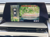 後方の映像に加え、車両周囲を俯瞰した表示とガイド線を確認できます。駐車時に周囲や車体の位置を把握しやすく、バック操作をサポート。切り返しや狭い場所での駐車にも、目安として活用いただけます。