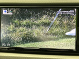 テレビ映像を画面に表示でき、停車中の待ち時間にも番組を視聴して過ごせます。画面いっぱいに映像が広がり、音声とともに楽しめる装備です。お出かけ先での休憩時間にも便利です。