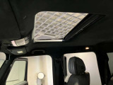 パノラミックルーフで明るい車内と開放感あるドライブをお楽しみいただけます。