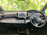 前方を見渡しやすい視界に加え、運転席から各部へ手が届きやすい配置です。シートや足元にもゆとりが感じられ、毎日の乗り降りも快適にお使いいただけます。
