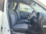 前席は左右にゆとりをもって配置され、座面と背もたれのチェック柄が車内のアクセントに。運転席から前方を見渡しやすく、助手席側も落ち着いて過ごせます。