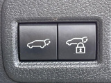 【パワーバックドア】スマートキーや運転席のボタンを押すだけでリアゲートが自動で開閉します!荷物を持っている時や、高い位置にあるバックドアを閉める際に便利な機能です♪