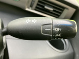 ステアリング横に配置され、運転姿勢を大きく変えず手元で扱いやすいレバーです。表示が確認しやすく、必要な操作を把握しやすい実用的な装備となっています。
