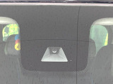 【三菱e-Assist】走行中に前方の車両等を認識し、衝突しそうな時は警報とブレーキで衝突回避と被害軽減をアシスト。より安全にドライブをお楽しみいただけます。