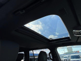 【サンルーフ】開放感たっぷりの希少装備、サンルーフが装着されています!車内に明かりを取り入れたり景色を楽しむ以外にも、車内の空気も簡単に換気できて快適です!