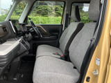 前席は座面と背もたれにゆとりがあり、落ち着いて運転に向き合える空間です。窓から周囲を見渡しやすく、明るい色調のシートと内装が車内をすっきりとした印象に整えています。