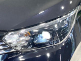 【LEDヘッドライト】悪天候や夜間走行時も良好な視界を確保し安心して運転できる高輝度LEDヘッドライトを装備!点灯速度が早く、消費電力も抑えられています。