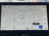 地図画面には現在地や周辺道路が表示され、目的地検索などのメニューも確認できます。画面上のアイコンが見やすく、行き先の確認や各種操作を進めやすい装備です。