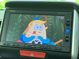 停車時には画面に映像やテレビを映して楽しめます。見やすい大きさのディスプレイで、休憩中のひとときにも活用できる装備です。視聴時は周囲の安全に配慮してご利用ください。