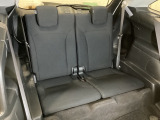 女性でも運転がしやすいように、シートの高さ調整機能(シートリフター)がついています。広い足元にゆったり座れるシートには肘掛も装備しており長距離の運転でも疲れにくいシートです。