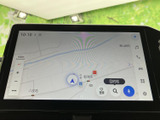 画面に地図と現在地周辺の道路が表示され、目的地の確認やルート選びに役立ちます。表示が見やすく、タッチ操作で地図を確認できる使いやすい画面です。