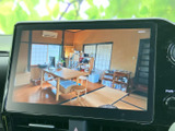 画面には室内の映像が大きく表示され、後席からも内容を見やすい仕様です。映像を楽しめる装備が、移動中の同乗者の時間を快適にサポートしてくれます。